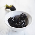 Bowl of fresh blackberries — Stock Photo