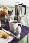 Frühstück auf violettem Handtuch über dem Tisch — Stockfoto