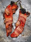 Pimentos vermelhos grelhados envoltos em bacon — Fotografia de Stock