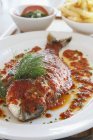 Запечённая рыба в томатном соусе — стоковое фото