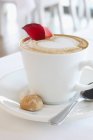Xícara de cappuccino com espuma de leite — Fotografia de Stock