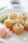 Rotoli di salmone con zucchine — Foto stock