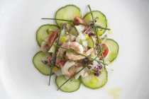 Салат из морепродуктов с огурцом — стоковое фото