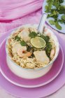 Zuppa di tagliatelle orientali con pesce — Foto stock