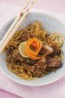 Stir-fried noodles with pork — Stock Photo