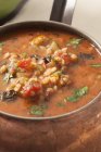 Sopa de cebada con verduras en una olla de cobre - foto de stock