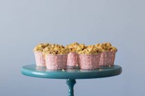 Muffin al lampone sbriciolano sul supporto torta — Foto stock