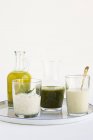 Vários curativos de salada em vasos de vidro — Fotografia de Stock