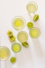 Vista dall'alto del gin con lime nei bicchieri — Foto stock