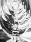 Vista da vicino della fila di bicchieri di vino trasparenti — Foto stock
