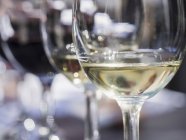 Bicchieri di vino serviti per la degustazione — Foto stock