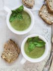 Sopa vegana de crema de espinacas en tazas blancas - foto de stock