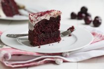 Gâteau de velours rouge sur assiette — Photo de stock
