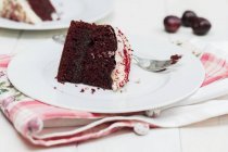 Червоний оксамитовий торт на тарілці — стокове фото
