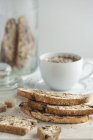 Nahaufnahme von Biscotti-Scheiben und Kaffee — Stockfoto
