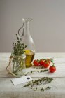 Botella de aceite de oliva con tomillo - foto de stock