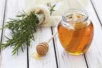 Glas Honig mit Wabe — Stockfoto