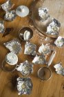 Vista superior de flores de azúcar secándose sobre papel de aluminio - foto de stock