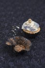 Cupcake con semillas de amapola - foto de stock
