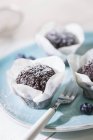 Chocolate muffins with icing sugar — Stock Photo