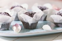 Шоколадні кекси з глазурованим цукром — стокове фото