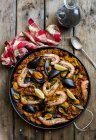 Paella con gamberi e cozze — Foto stock