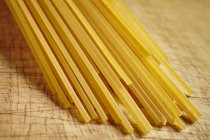 Неприготовленная спагетти-паста — стоковое фото