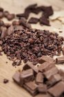 Chocolate y granos de cacao picados - foto de stock