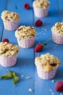 Muffins with crumble topping — Stock Photo