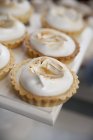 Lemon meringue tartlets — Stock Photo