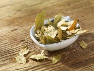 Bowl of dried curry leaves — Stock Photo