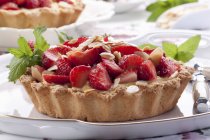 Strawberry tartlets with pudding — Stock Photo