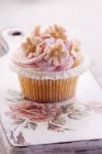 Cupcake mit Erdbeermousse — Stockfoto