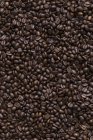 Granos de café oscuro - foto de stock