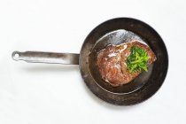 Жареный говяжий стейк в сковородке — стоковое фото