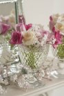 Vue rapprochée de roses roses et blanches avec des fleurs de jasmin dans un verre — Photo de stock