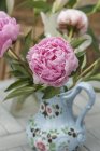 Vista close-up de um peônias rosa em um vaso de porcelana pintada — Fotografia de Stock