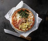 Піца зі шпинатом і тунцем — стокове фото
