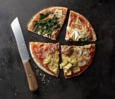 Pizza fatiada com espinafre — Fotografia de Stock
