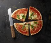 Pizza de tomate e manjericão em fatias — Fotografia de Stock
