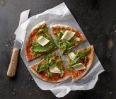 Pizza Margherita con cohete - foto de stock