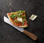Pizza Margherita con cohete - foto de stock