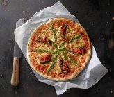 Pizza Margherita con espárragos - foto de stock