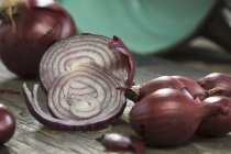 Large and small onions — Stock Photo