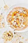 Pfannkuchen mit Pfirsichen und Müsli — Stockfoto