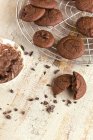 Closeup view of chocolate whoopie pies on wire rack — Stock Photo