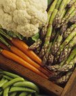 Verschiedene Gemüsesorten in einer Kiste — Stockfoto
