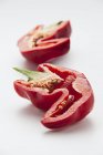 Metades de pimenta vermelha fresca — Fotografia de Stock