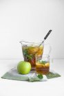 Chá gelado de maçã e hortelã — Fotografia de Stock