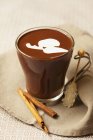 Tasse heiße Schokolade mit Zimt — Stockfoto